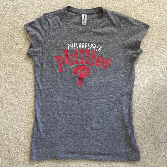 Cute 5th & Ocean Vintage Look Philadelphia Phillies Gray Tee Shirt Size Large - Picture 6 of 9